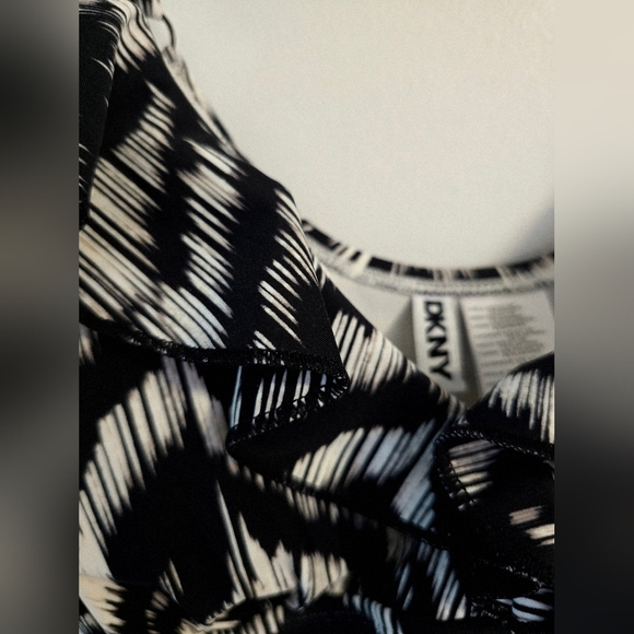 DKNY Monochrome Black White Ruffles Patterned Swimsuit Padded Wire Size L - Picture 4 of 7